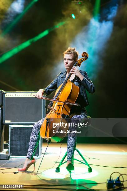 jeune femme jouant le violoncelle sur l'étape - classical concert photos et images de collection