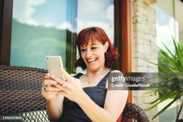 porträt einer schönen frau mit handy - einzelne frau über 40 stock-fotos und bilder