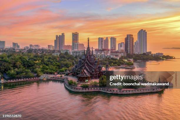 silhouette sanctuary of truth temple construction on sunset in pattaya, thailand - province de chonburi photos et images de collection