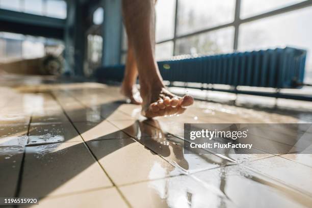 barfuß mann zu fuß am pool - man barefoot stock-fotos und bilder