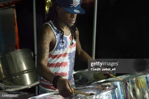 el baterista de carnaval steelpan trinidad practica - west indian culture fotografías e imágenes de stock