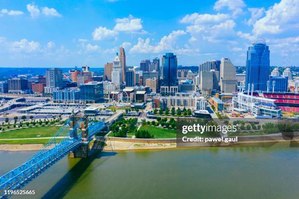 vista aérea del horizonte de cincinnati con el río ohio - cincinnati fotografías e imágenes de stock