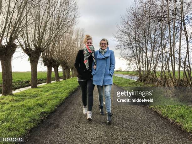madre e figlia che camminano - netherlands foto e immagini stock