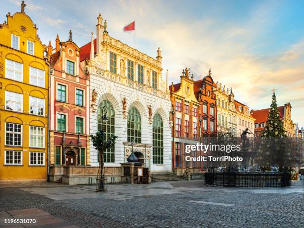 empty street cityscape of old town with colorful buildings and ornate chrismas tree on the square in gdansk, poland - gdansk poland stockfoto's en -beelden