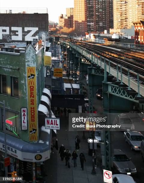 view from above of broadway as seen from the flushing avenue elevated subway station,between bushwick, broadway triangle and williamsburg in brooklyn, new york city - bushwick foto e immagini stock