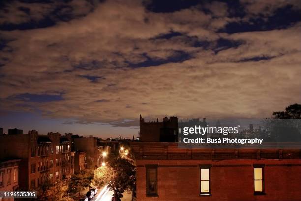 night view of rooftops in bedford stuyvesant, brooklyn, new york city - brooklyn new york stock-fotos und bilder