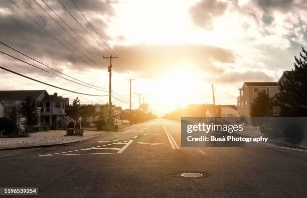 empty street in suburban residential area at sunset, new jersey, usa - buitenwijk stockfoto's en -beelden