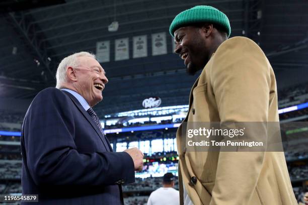 Owner Jerry Jones of the Dallas Cowboys meets with Martellus Bennett before the game against the Washington Redskins at AT&T Stadium on December 29,...