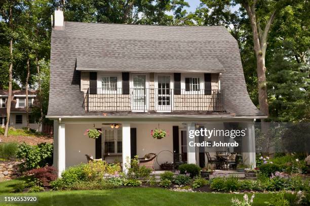 dutch colonial house - estilo colonial imagens e fotografias de stock