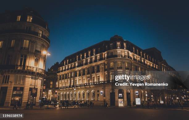 beautiful buildings of paris by night, architecture of paris at night - façade immeuble photos et images de collection