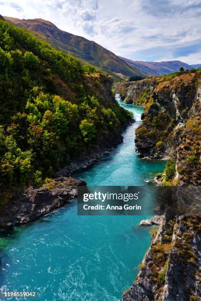 aquamarine kawarau river on summer afternoon outside queenstown, new zealand, downstream of original commercial bungy jumping site - southern hemisphere fotografías e imágenes de stock