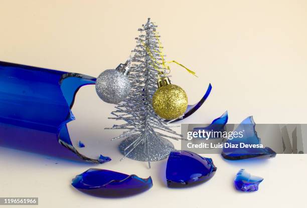 at christmas time, bad family relations are reflected - bad christmas stock-fotos und bilder