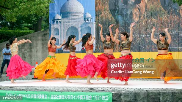 der 16. diwali in yokohama - bollywood dance - stadtbezirk naka yokohama stock-fotos und bilder