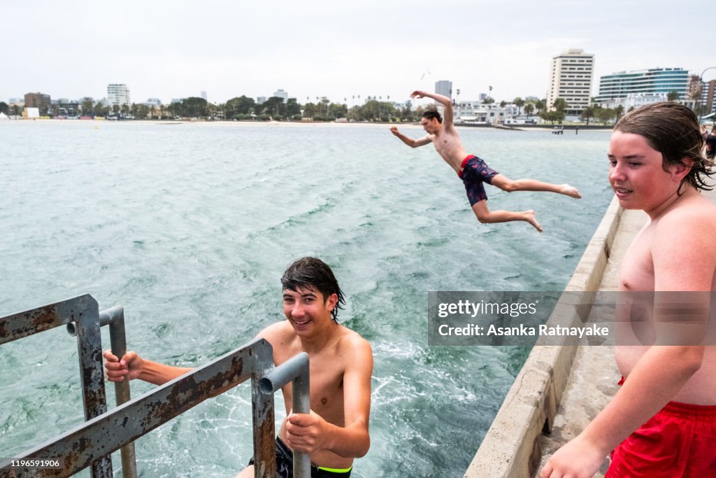 Melbourne Residents Brace For Extreme Weather As Heatwave Continues