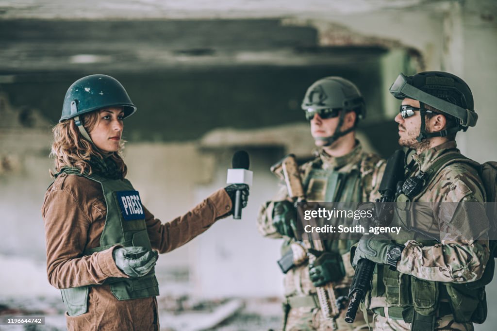 Hombres militares dando entrevista desde la zona de guerra