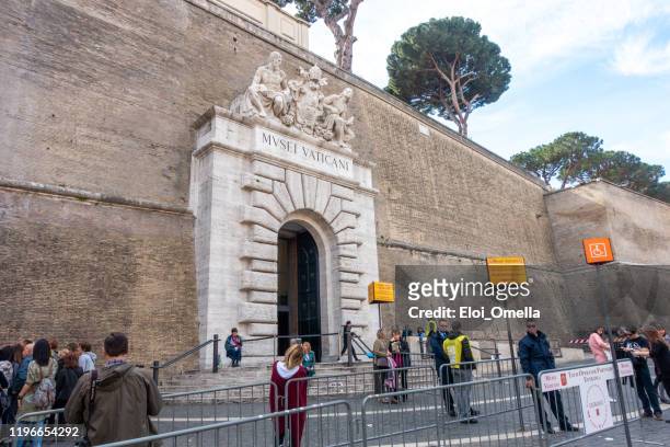 tourists in front of main entrance to vatican museums, rome, italy - vatican museum stock pictures, royalty-free photos & images