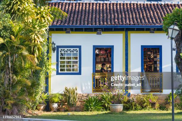 tienda de turismo casa histórica pirenópolis goiás - pirenópolis fotografías e imágenes de stock