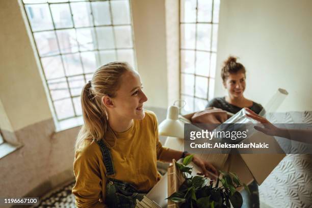 flatmates verhuizen naar een studenten slaapzaal - young people home stockfoto's en -beelden