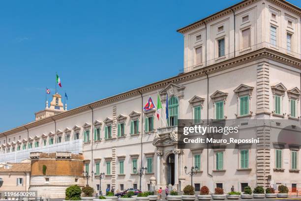 people walking outside the quirinale building that holds the government authority in rome, italy. - quirinal palace imagens e fotografias de stock