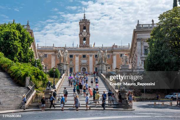 gente caminando en la colina capitolina cordonata junto a la plaza campidoglio en roma, italia. - capitolio fotografías e imágenes de stock