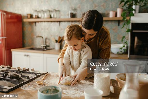 madre e figlio che fanno i biscotti - cucina domestica foto e immagini stock