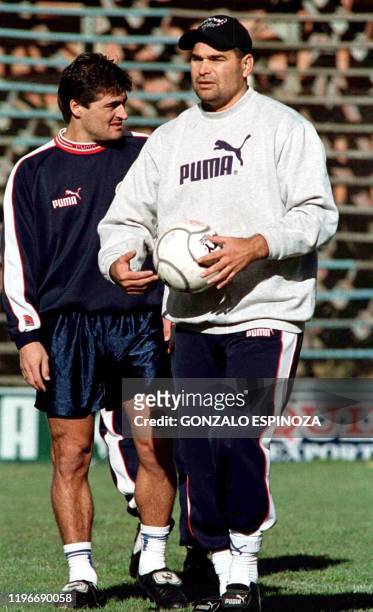 Paraguayan soccer goalkeeper, Jose Luis Chilavert practices with his teammate on 20 July 2000. El arquero de la seleccion paraguaya de futbol, Jose...