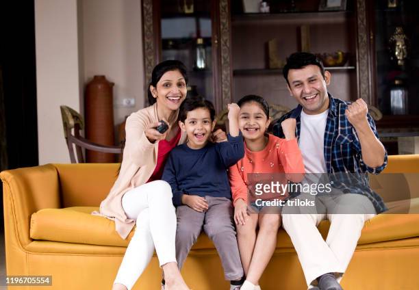family watching tv - free images without copyright stock pictures, royalty-free photos & images