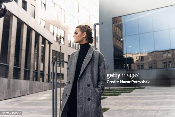 portrait of a successful business woman - impermeable fotografías e imágenes de stock