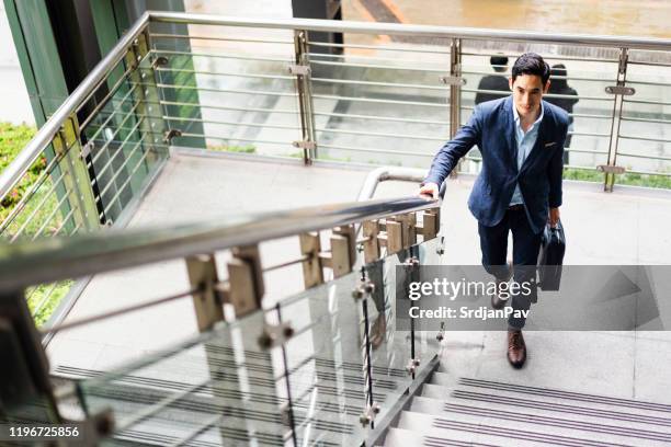 monter sur l'échelle de l'entreprise - peuple eurasien photos et images de collection