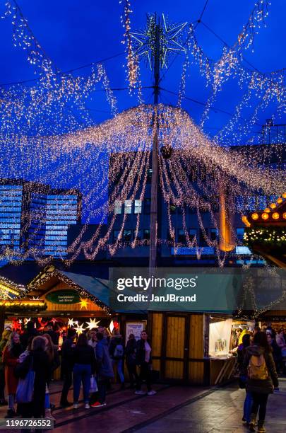 weihnachtsmarkt in essen deutschland - essen ruhrgebiet stock-fotos und bilder