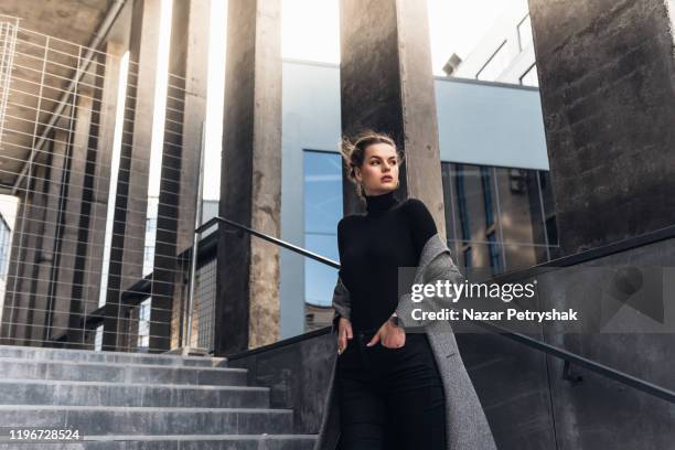 portrait of a successful business woman - woche stock-fotos und bilder