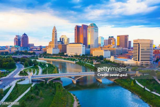 luchtfoto van het centrum van columbus ohio met scioto river - columbus ohio stockfoto's en -beelden