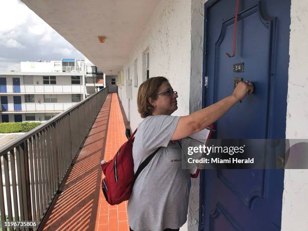 Taira Rodríguez, de UnidosUS, va de puerta en puerta para registrar a votantes hispanos en un edificio de apartamentos en Kendall, el 17 de enero de...