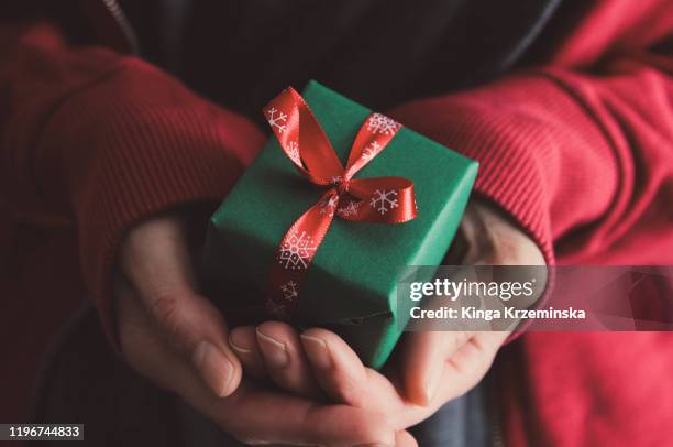 christmas gift - gift wrap stockfoto's en -beelden