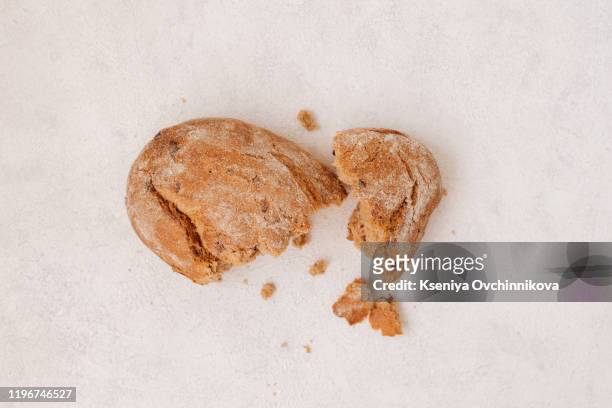 top view of bread with different seeds ( pumpkin, poppy, flax, sunflower, sesame, millet ) decorated with wheat ears isolated on white background. - smula bildbanksfoton och bilder
