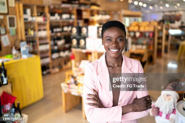 retrato de um proprietário feliz/mulher de negócios que está com os braços cruzados em uma loja - restaurant manager - fotografias e filmes do acervo