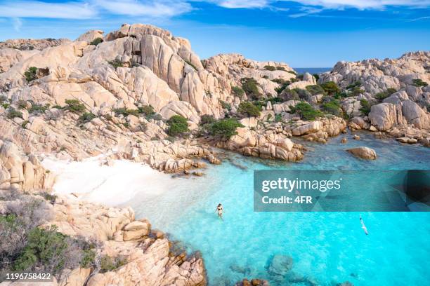 bañarse en una playa apartada, cerdeña, italia - cerdeña fotografías e imágenes de stock