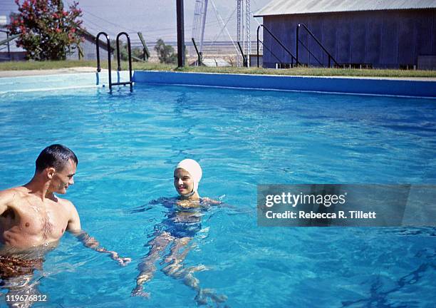 man and woman in swimming pool - 1950s california stockfoto's en -beelden