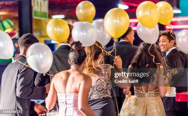 achteraanzicht van multi-etnische tieners op prom - prom dress stockfoto's en -beelden