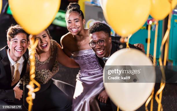 adolescenti che si divertono al ballo - ballo di fine anno scolastico foto e immagini stock