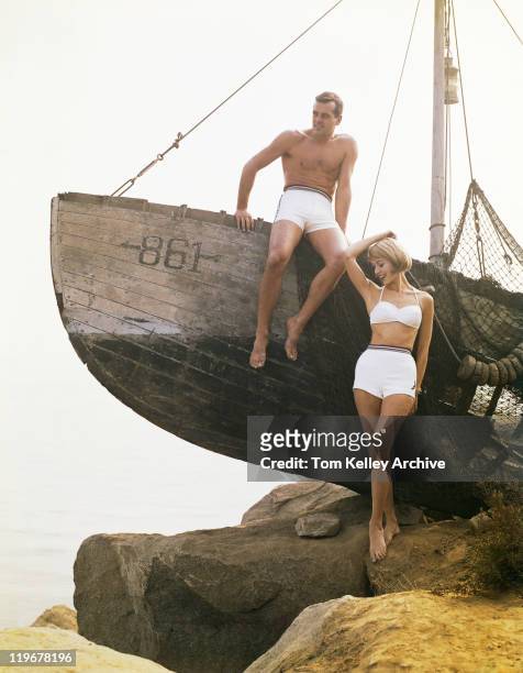 mann sitzt auf dem boot, frau neben - 1950 1959 stock-fotos und bilder