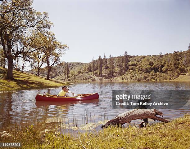 paar beim angeln von kanu auf lake - 1950 1959 stock-fotos und bilder
