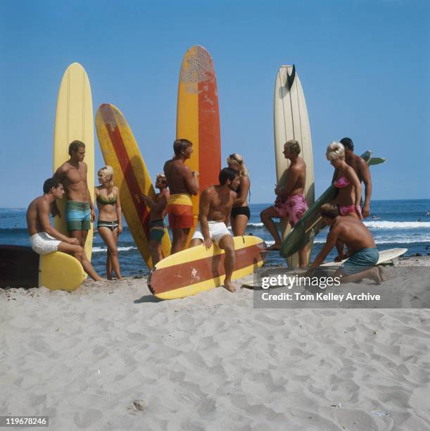 surfers holding surfboards on beach - 1966 bildbanksfoton och bilder