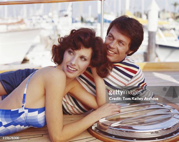 casal relaxante no deck, close-up - 1975 - fotografias e filmes do acervo