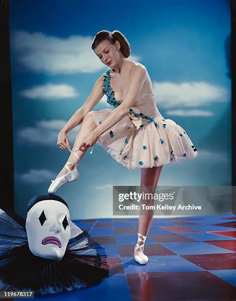 young ballet dancer tying ballet slippers - 1940 18-21 stock pictures, royalty-free photos & images