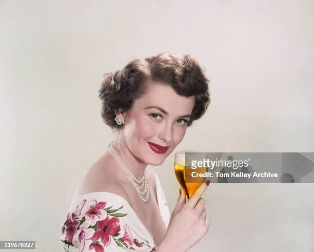 giovane donna con un bicchiere di birra, sorridente, verticale - di archivio foto e immagini stock