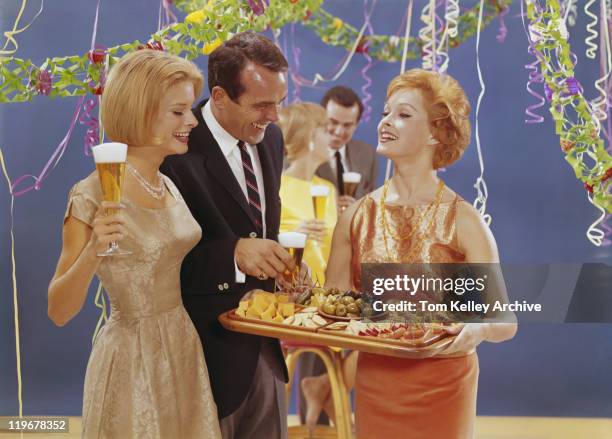 donna che serve antipasti a una festa, sorridente - 1950 foto e immagini stock