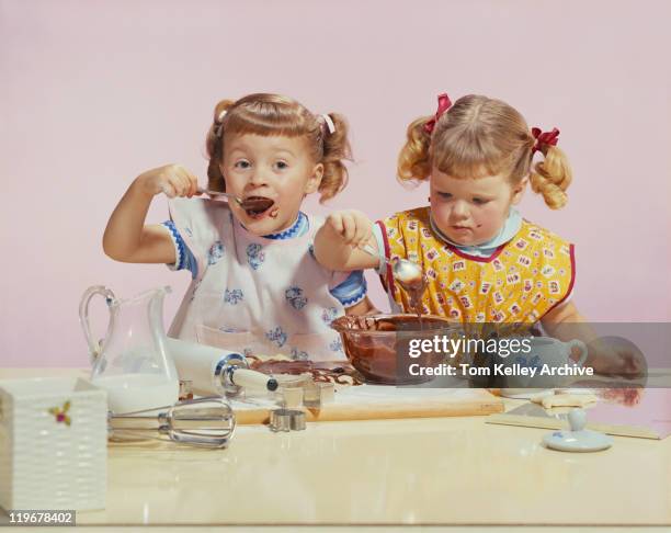 niñas con salsa de chocolate - 1960 fotografías e imágenes de stock