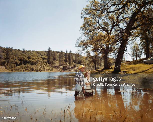 pareja pescar en el lago, sonriendo - 1960 fotografías e imágenes de stock