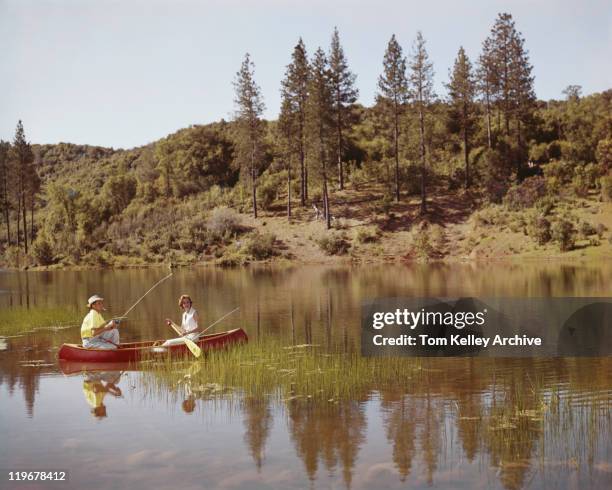 par pesca desde canoa en el lago - 1960 fotografías e imágenes de stock